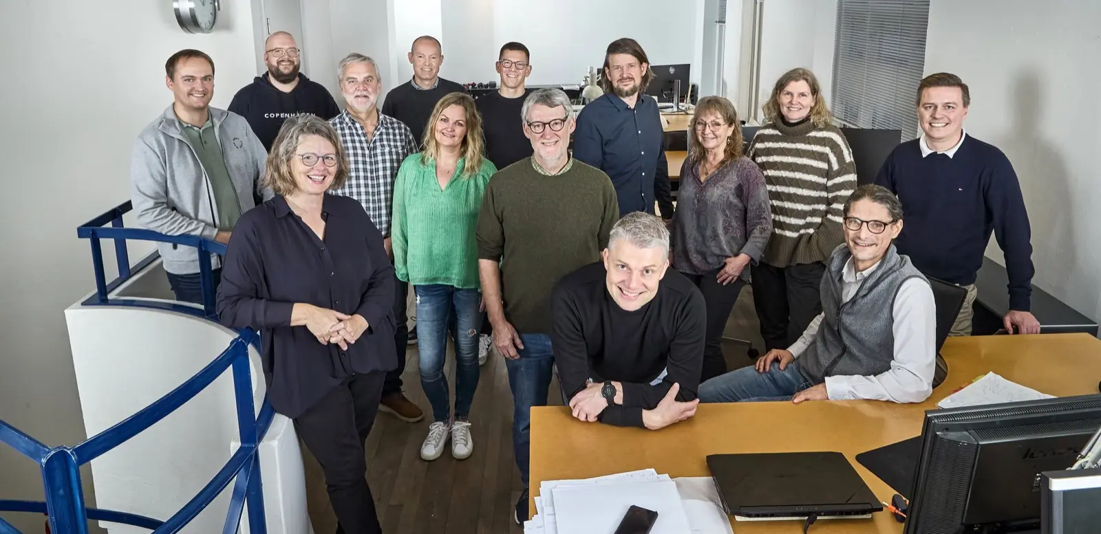 Medarbejderne hos MS+ Arkitekter samlet på tegnestuen i Thinggade 19, Skive